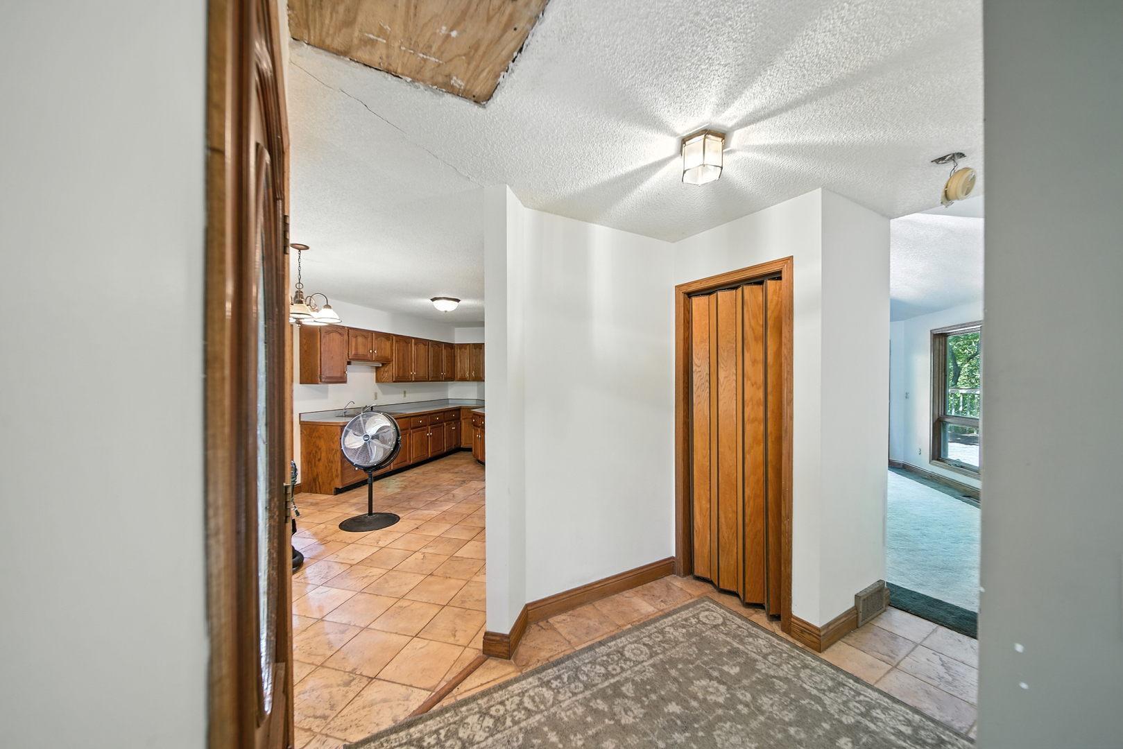 21631 Hoover Road Sterling, IL 61081 - Photo 6 of 30 a view of a livingroom with a chandelier and a dining table