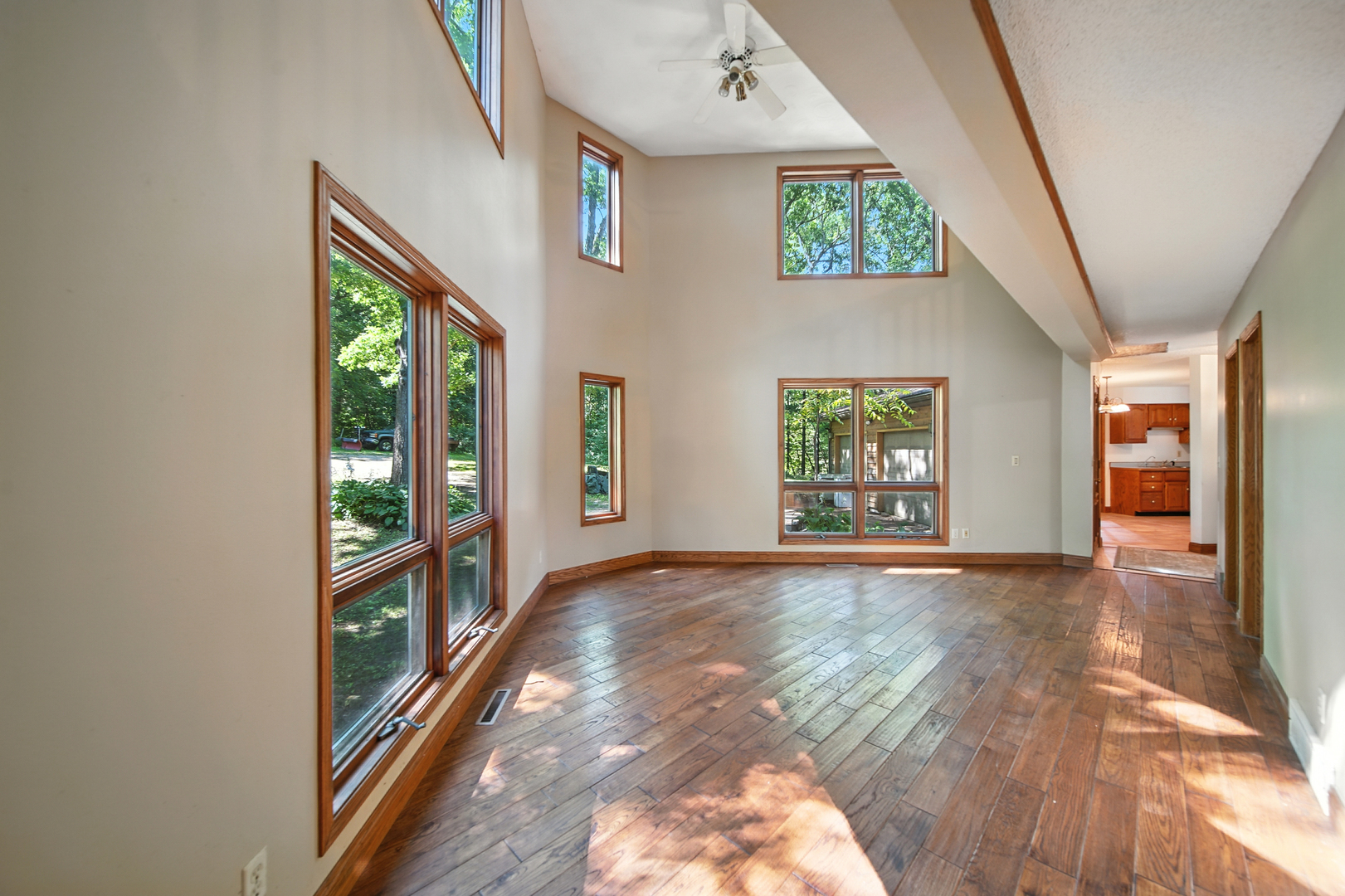 21631 Hoover Road Sterling, IL 61081 - Photo 8 of 30 a view of an entryway