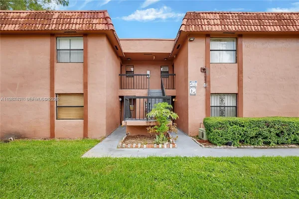 $298,000 | 6580 West 27th Court, Unit 5812, Hialeah, FL 33016