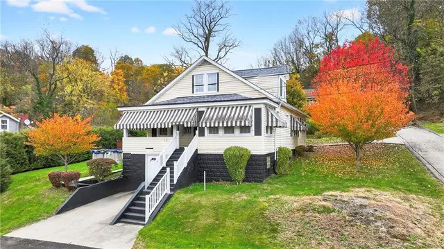 a view of a house with a yard