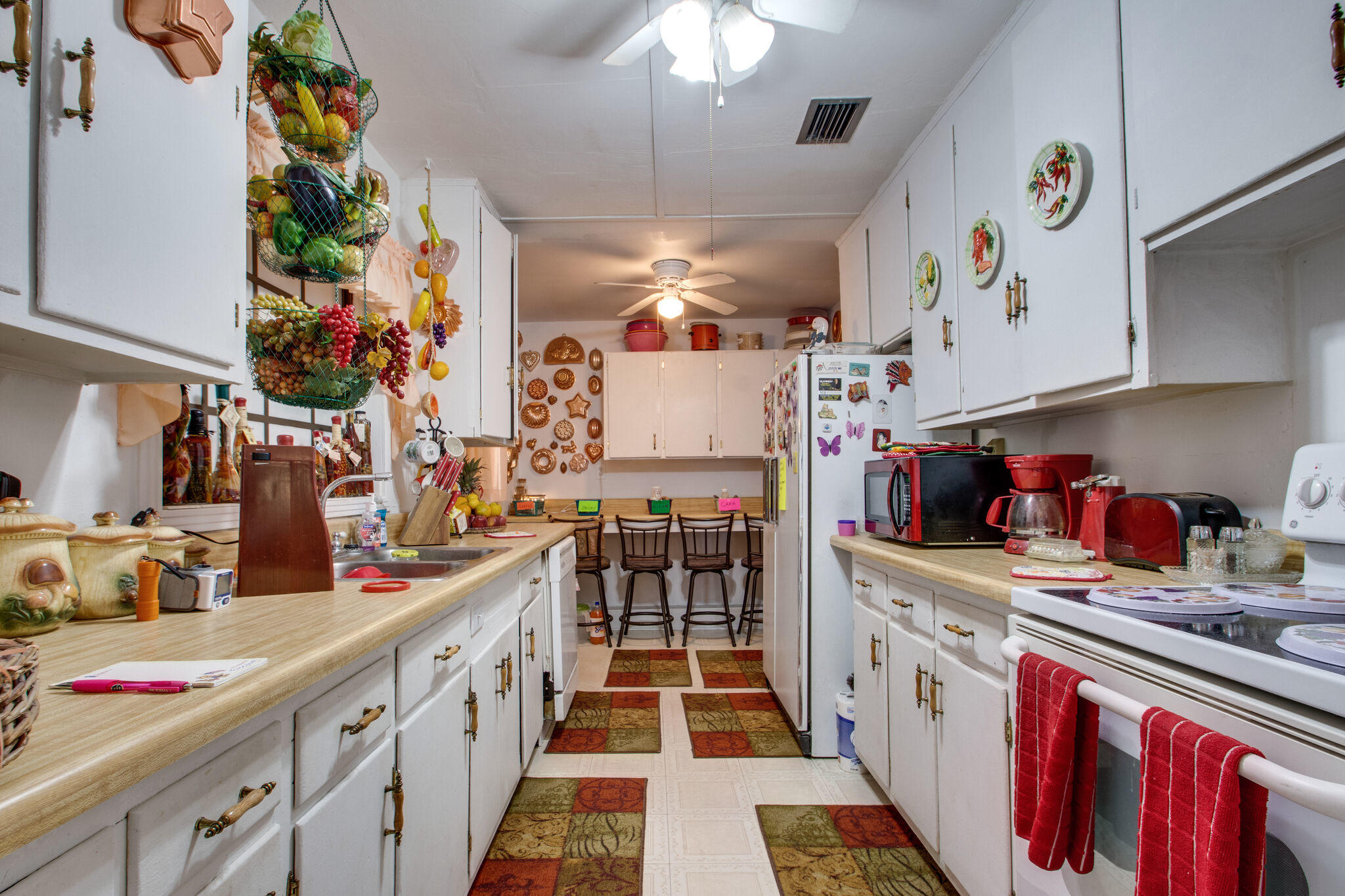 333 Edge Avenue Valparaiso, FL 32580 - Photo 13 of 37 a kitchen with lots of counter top space