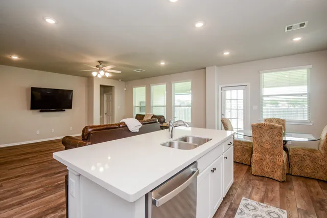 $325,500 | 1302 Oregon Street, La Porte, TX 77571