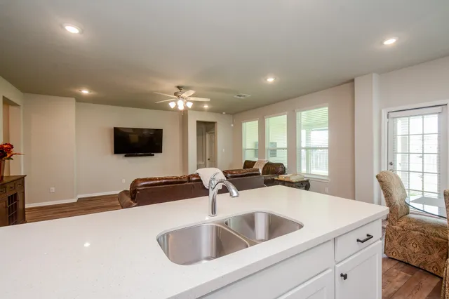 $325,500 | 1302 Oregon Street, La Porte, TX 77571