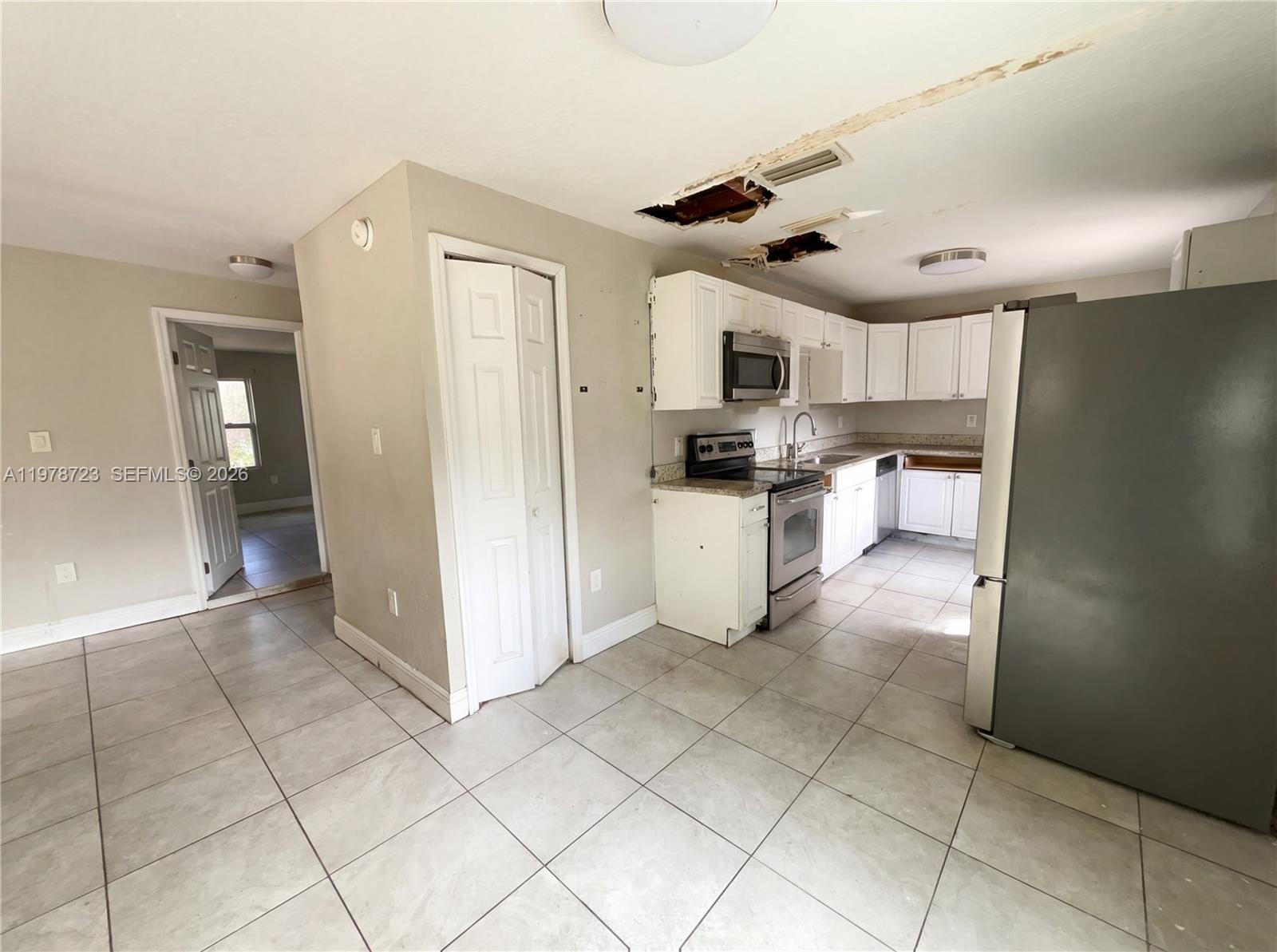 244 South Rhodes Street Mount Dora, FL 32757 - Photo 17 of 19 a kitchen with stainless steel appliances a refrigerator and a stove top oven
