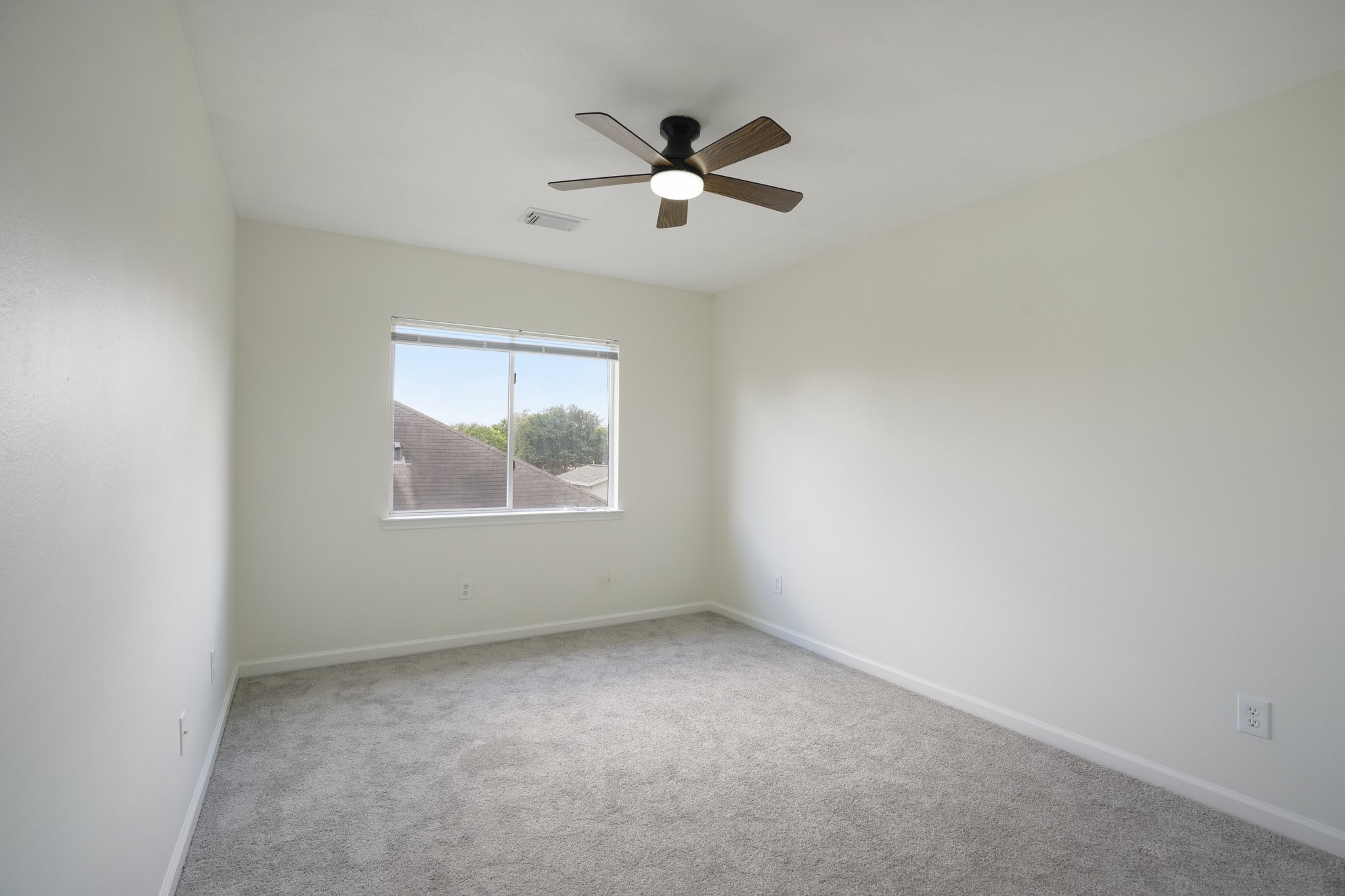 4419 Crossvine Avenue Baytown, TX 77521 - Photo 30 of 38 View of secondary bedroom 3.