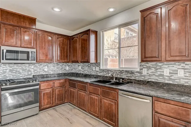 $2,300 | 6935 Galeria Posada Avenue, Las Vegas, NV 89179