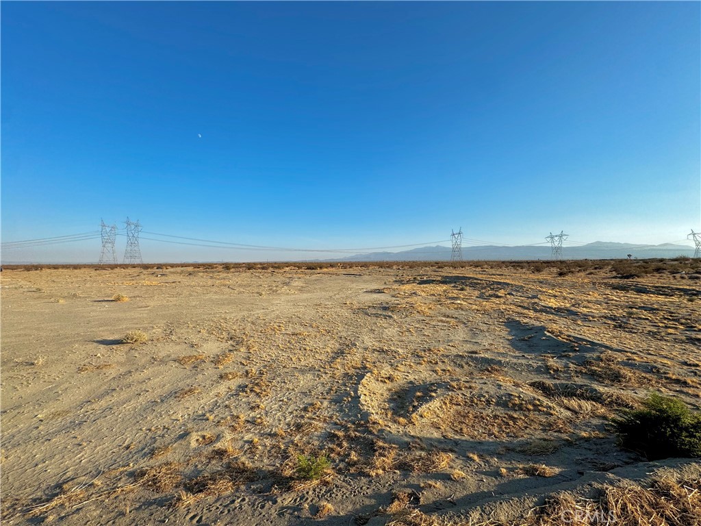 4595 Sandstone Road Phelan, CA 92371 - Photo 5 of 7 a view of an ocean