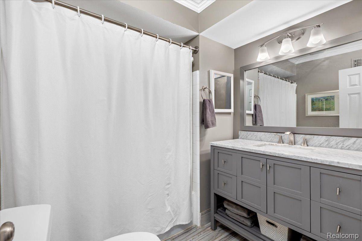 994 Golfview Court Rochester, MI 48307 - Photo 29 of 60 Updated Guest Bathroom