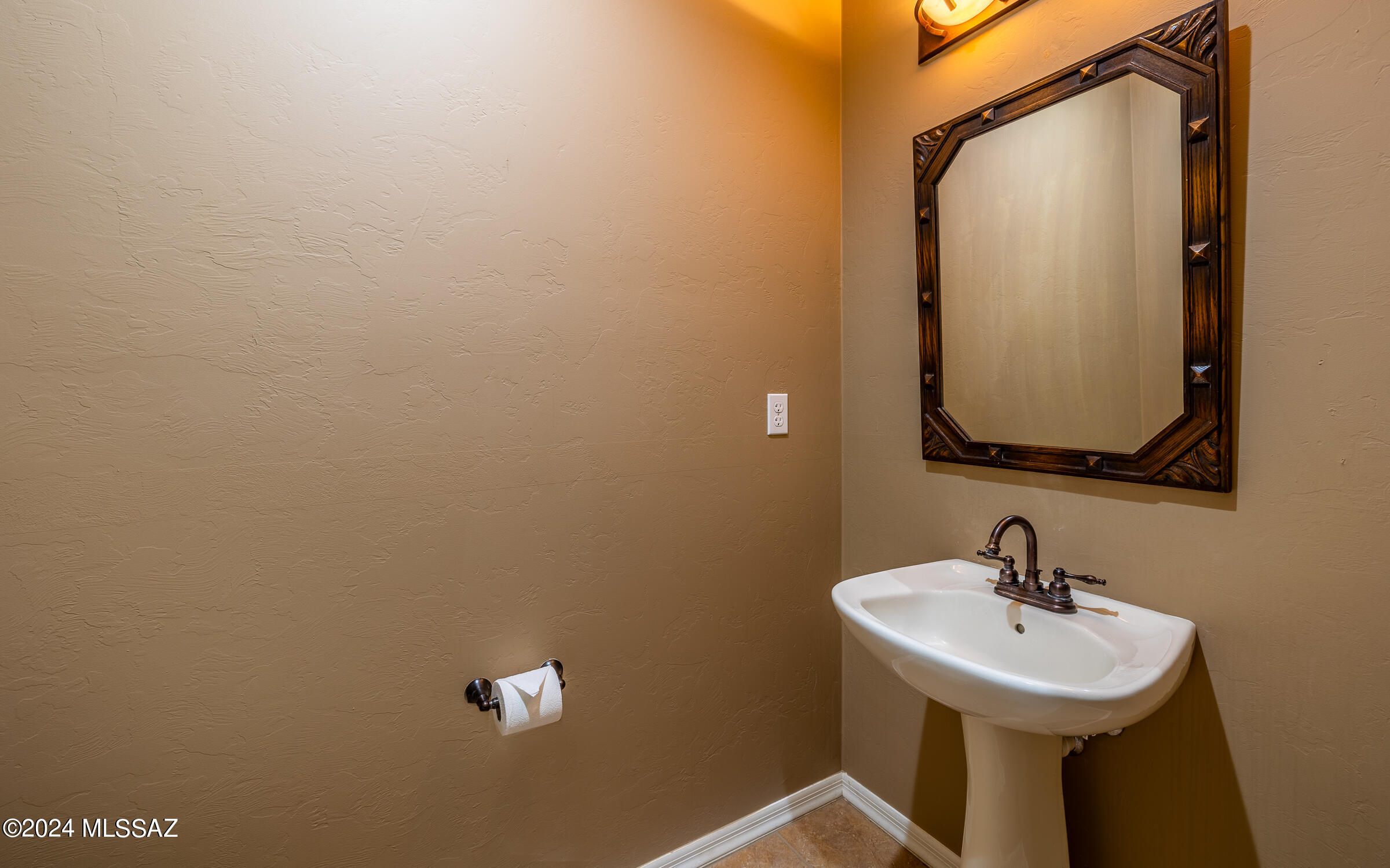 341 Sharon Road Vail, AZ 85641 - Photo 29 of 50 a bathroom with a sink and a mirror