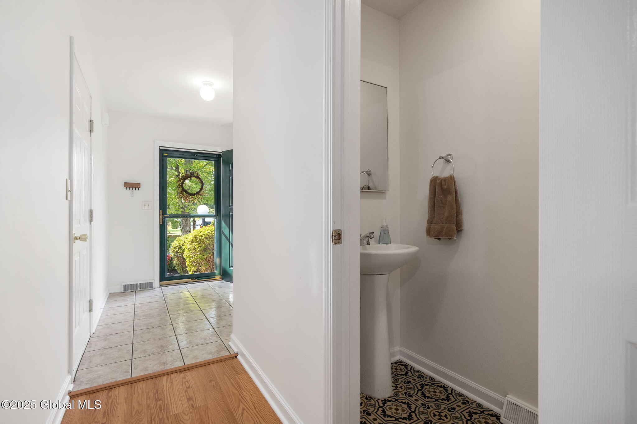 137 Harvard Road Colonie, NY 12189 - Photo 4 of 22 6-137HarvardRd_06