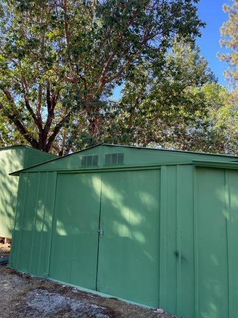 278 Highland Ranch Road Grants Pass, OR 97526 - Photo 5 of 8 Large well house with storage space built in