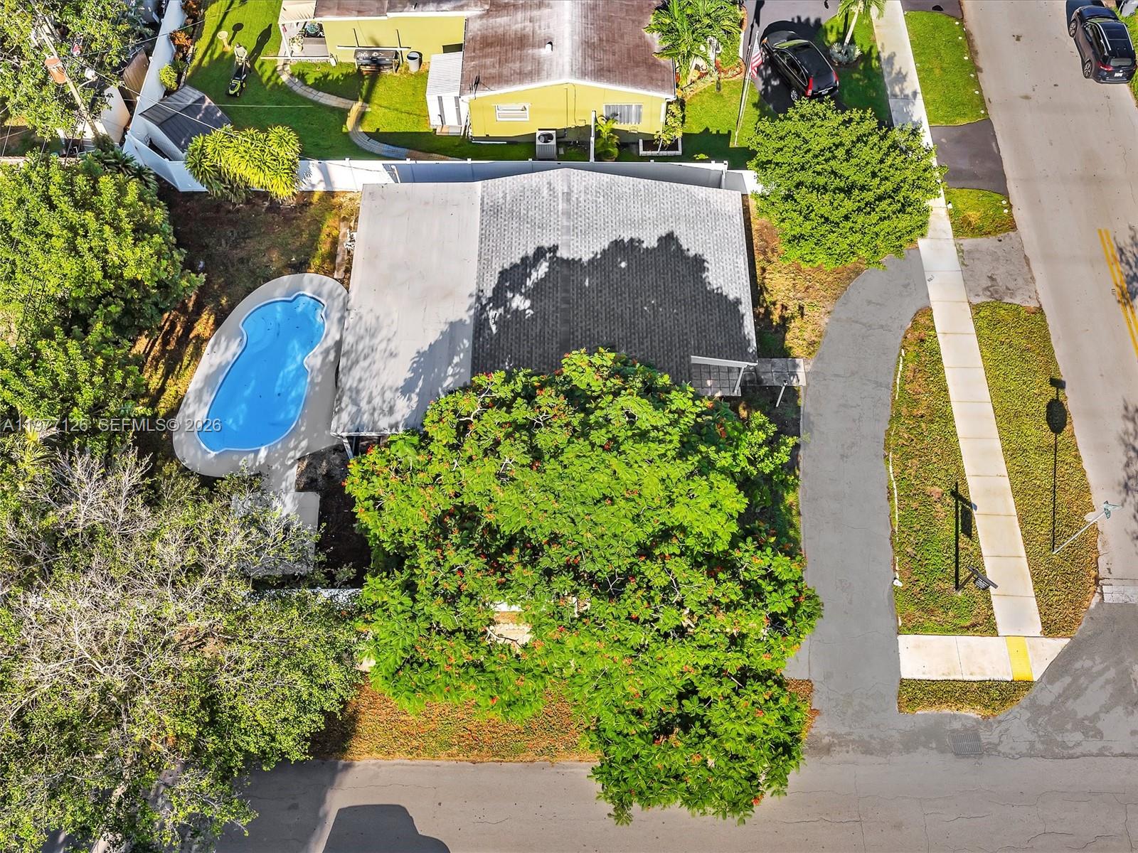 a view of a backyard