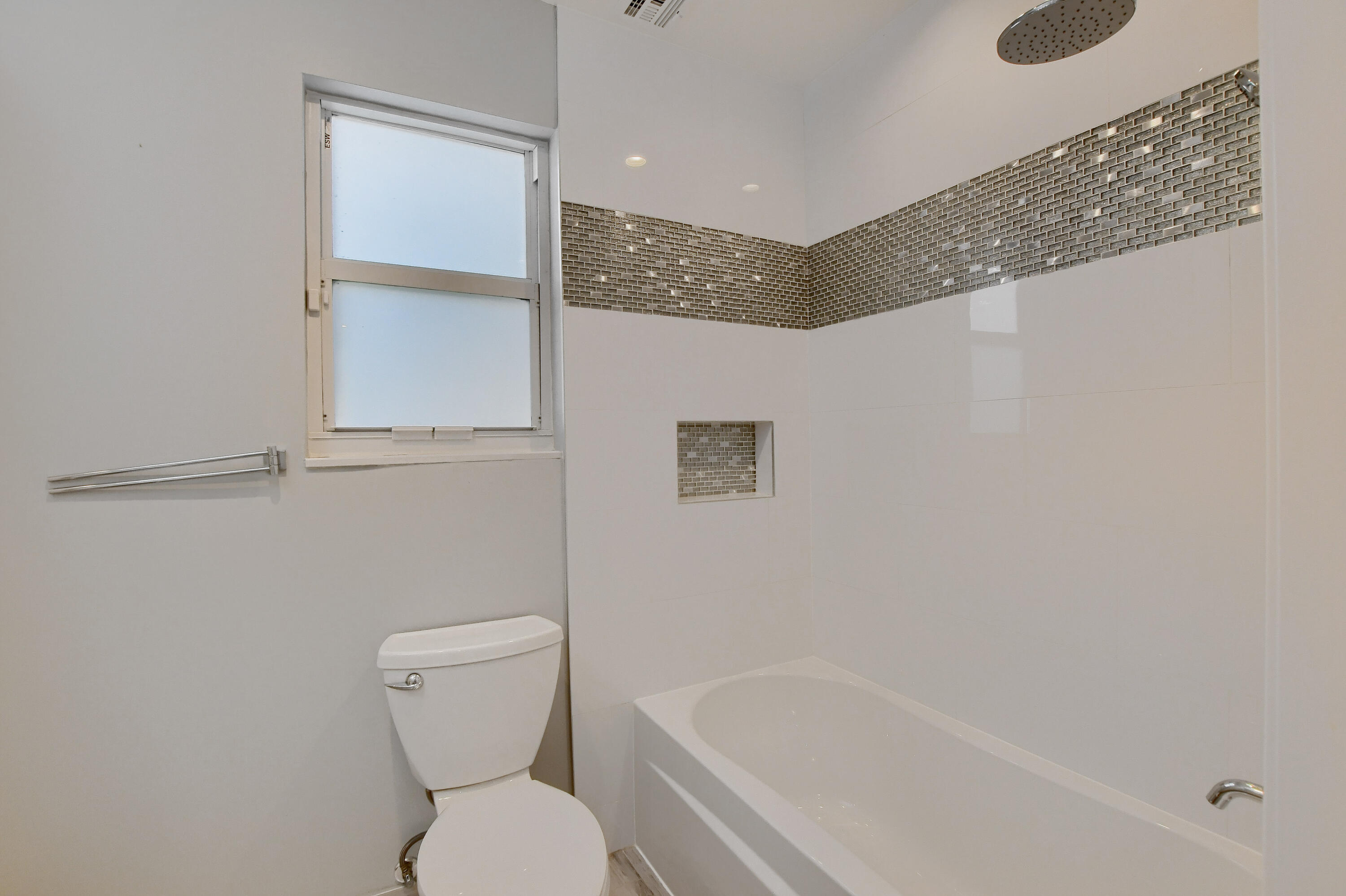 23352 Lago Mar Circle Boca Raton, FL 33433 - Photo 39 of 78 a bathroom with a toilet and a bathtub