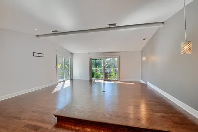 a view of a house with a tub front door