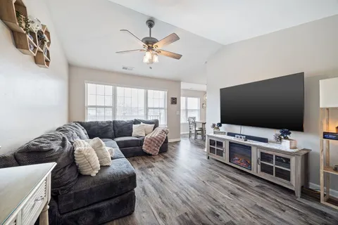 $200,000 | 1281 North Red Oak Circle, Unit 3, Round Lake Beach, IL 60073