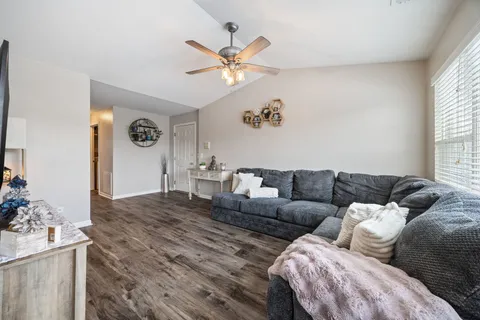 $200,000 | 1281 North Red Oak Circle, Unit 3, Round Lake Beach, IL 60073