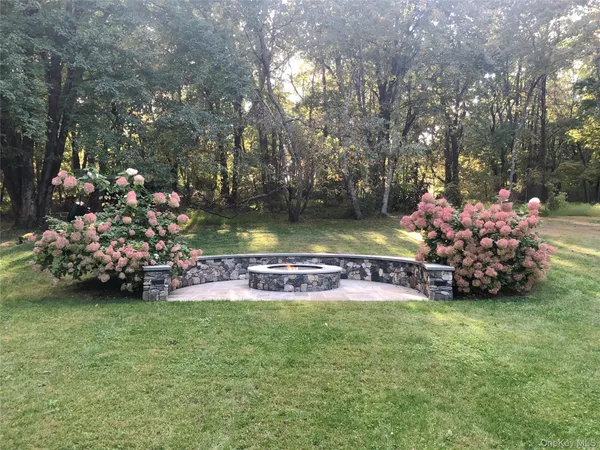 a view of a house with outdoor space