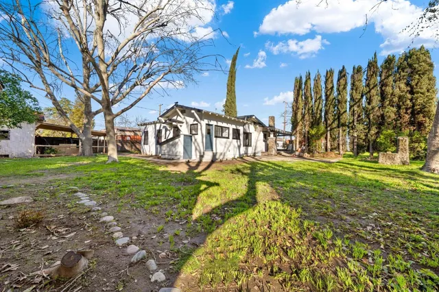 a view of a house with a big yard