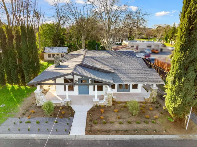 a view of a house with backyard