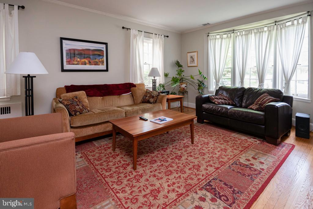 318 Paddington Road Baltimore, MD 21212 - Photo 4 of 24 Bright Living Room.