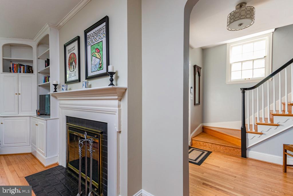 318 Paddington Road Baltimore, MD 21212 - Photo 5 of 24 Wood burning Fireplace.
