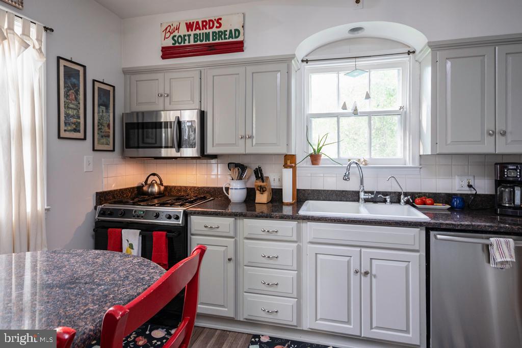 318 Paddington Road Baltimore, MD 21212 - Photo 9 of 24 Updated kitchen.
