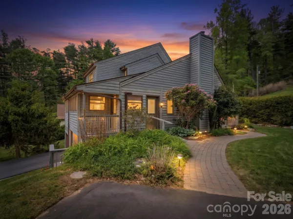a view of a house with backyard and garden