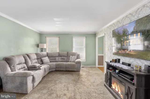 a view of a livingroom with an entryway