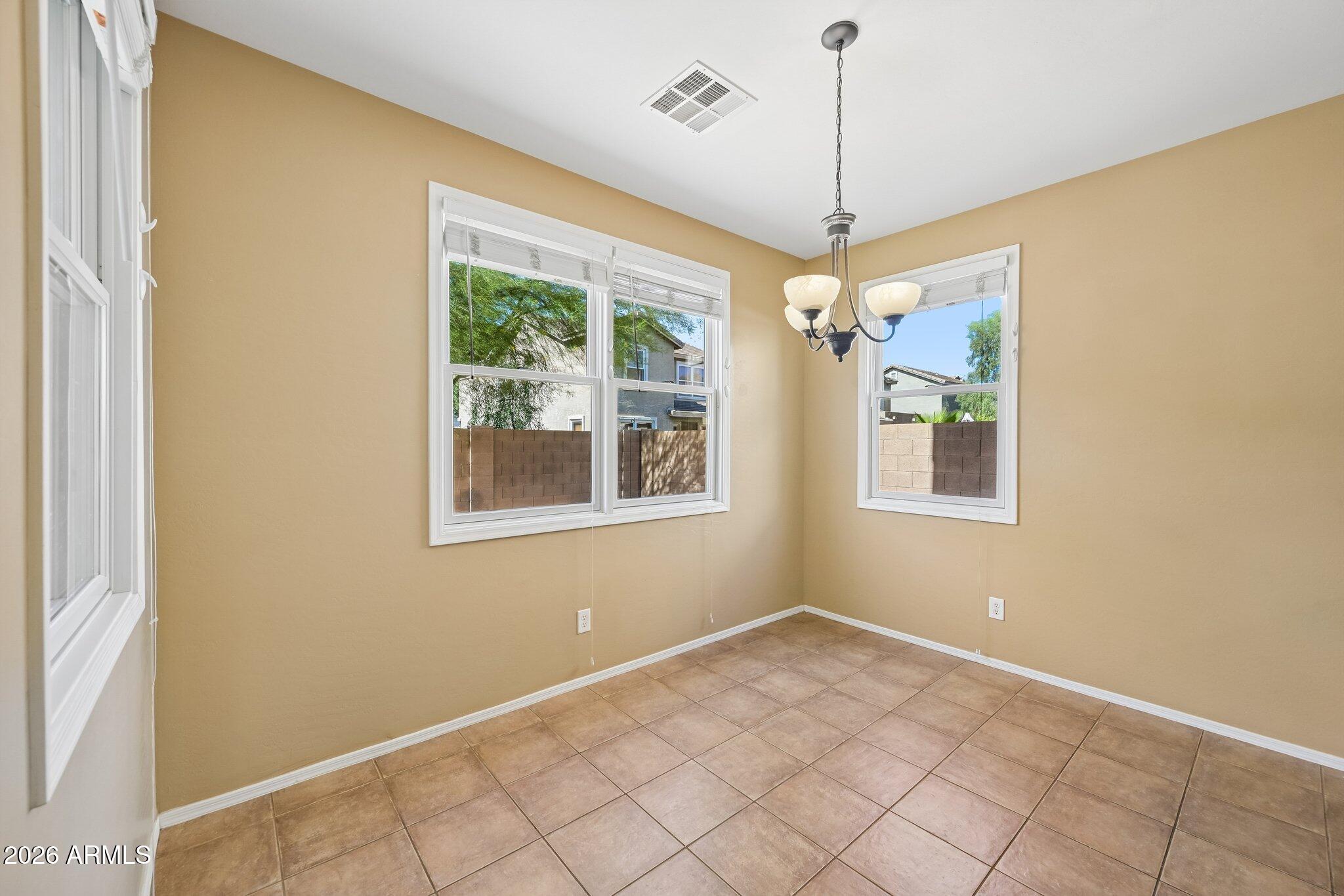 2330 East Pecan Road Phoenix, AZ 85040 - Photo 7 of 30 Dining area