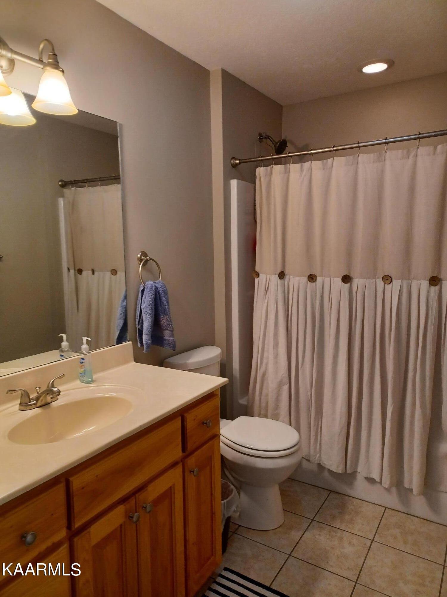 2067 Highpoint Way Sevierville, TN 37876 - Photo 18 of 39 Bathroom2