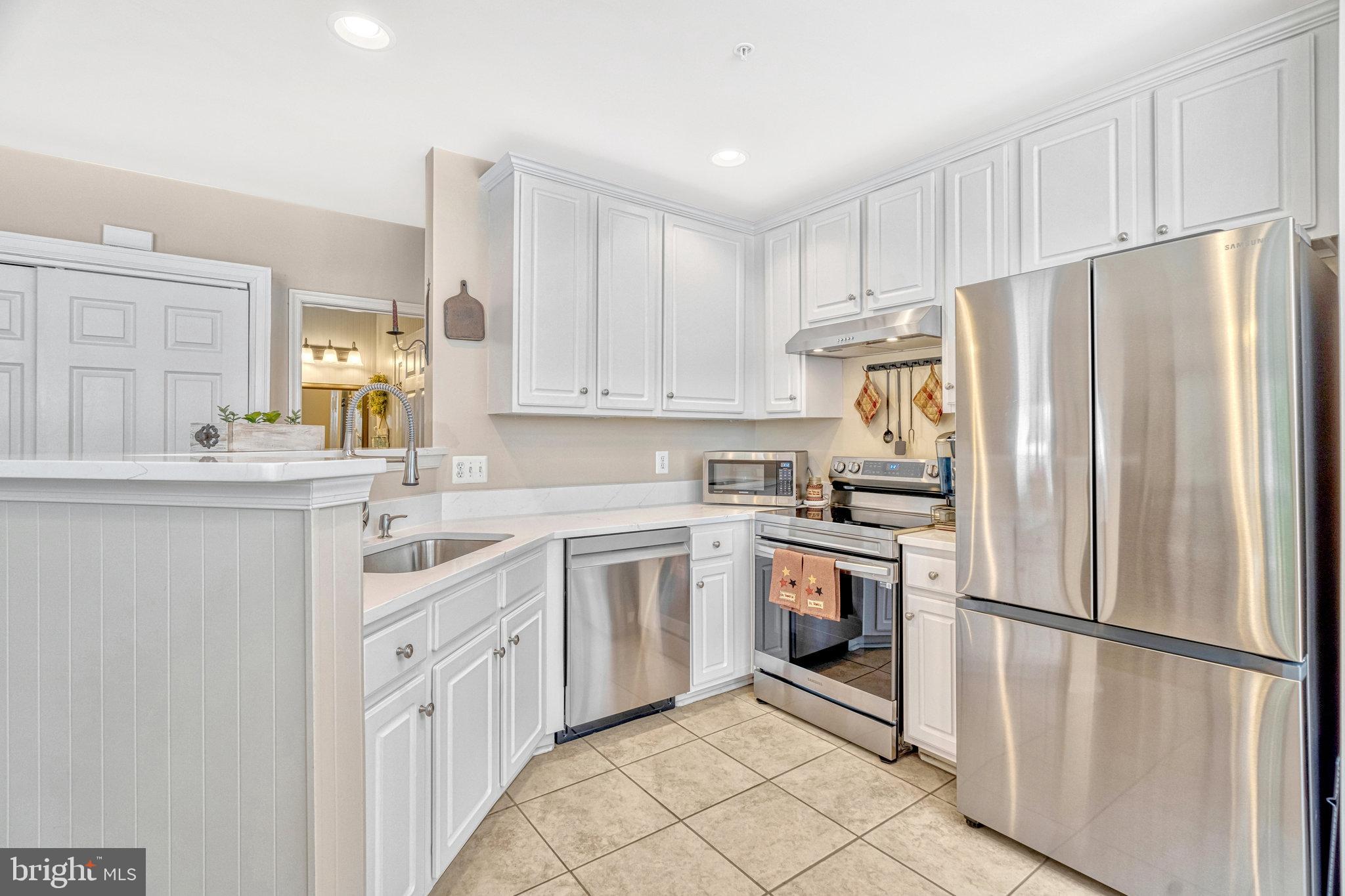 25230 Pond View Square, Unit 200 Chantilly, VA 20152 - Photo 3 of 11