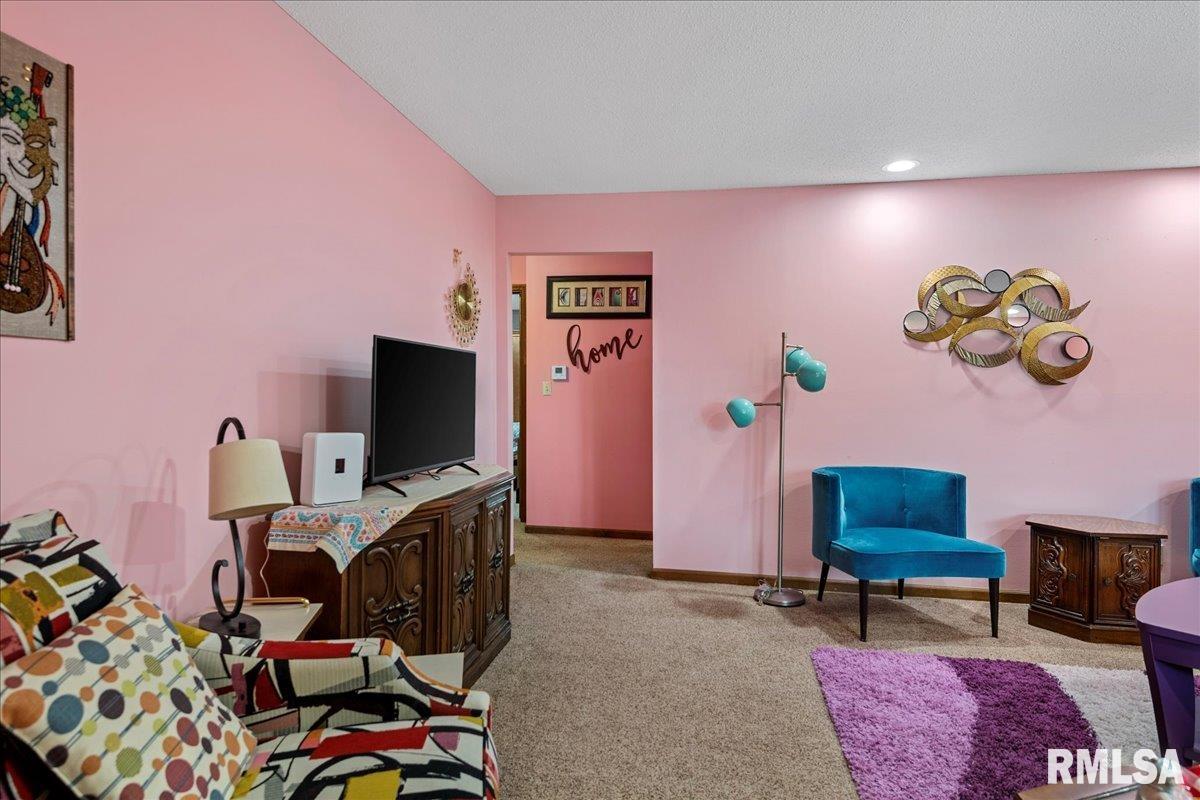 205 Golf Road Springfield, IL 62704 - Photo 2 of 32