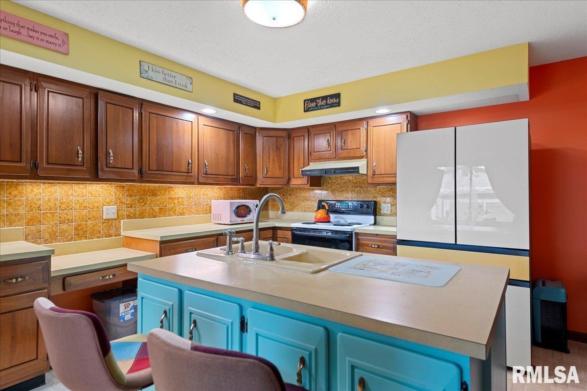 205 Golf Road Springfield, IL 62704 - Photo 9 of 32