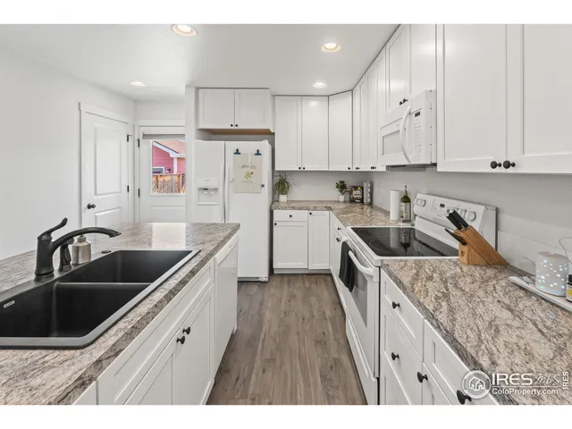 a view of a tennis court