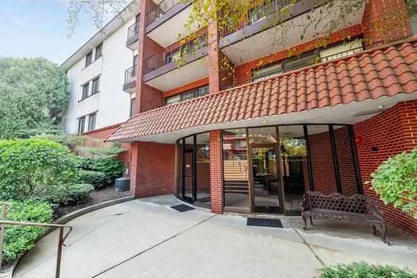 $294,000 | 2046 St Johns Avenue, Unit 3E, Highland Park, IL 60035