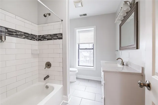 $2,800 | 186 Monroe Avenue, Rochester, NY 14607