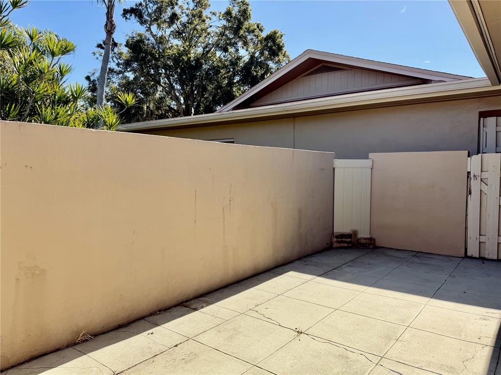 2284 Oak Neck Road, Unit F Clearwater, FL 33763 - Photo 27 of 34 a backyard of a house