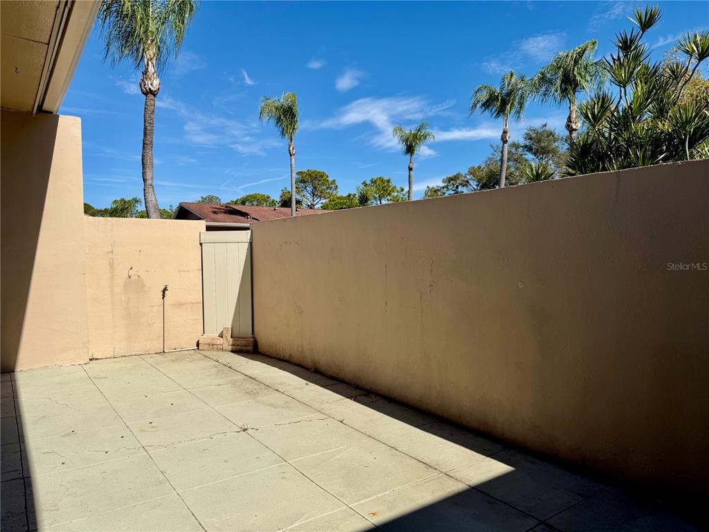 2284 Oak Neck Road, Unit F Clearwater, FL 33763 - Photo 5 of 34 a view of a garage