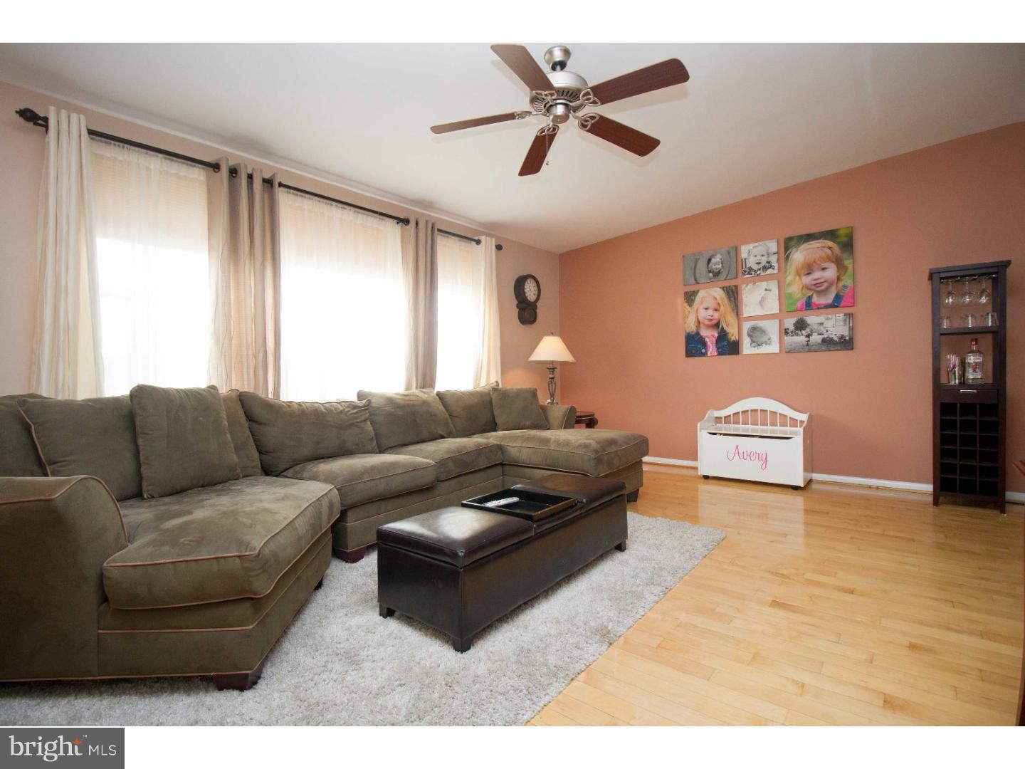 2943 Gelena Road Philadelphia, PA 19152 - Photo 3 of 25 Living Room