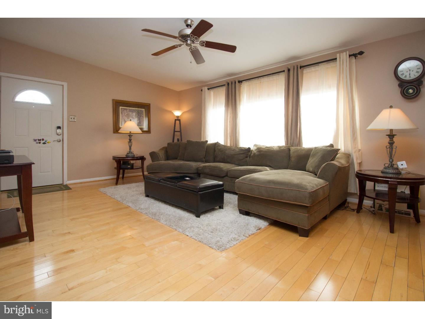 2943 Gelena Road Philadelphia, PA 19152 - Photo 4 of 25 Living Room