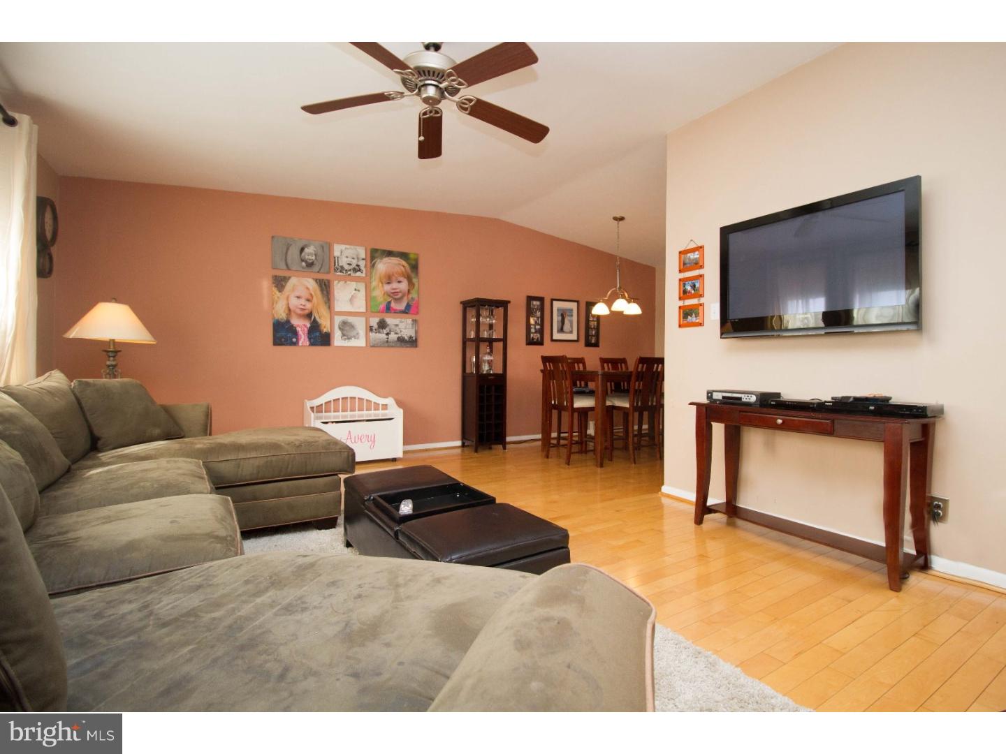 2943 Gelena Road Philadelphia, PA 19152 - Photo 5 of 25 Living Room