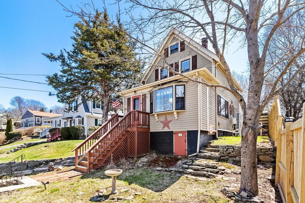 a view of a house with a yard