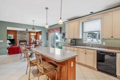 $999,000 | 6 Westover Court, Shoreham, NY 11786