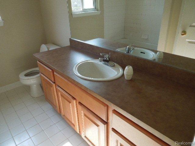 988 Michelson Road Rochester, MI 48307 - Photo 17 of 25 22 bath1.jpg