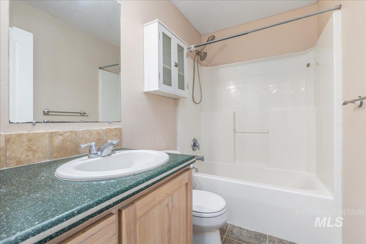237 16th Avenue North Payette, ID 83661 - Photo 20 of 36 Full bathroom with vanity, shower / bathtub combination, and a textured ceiling