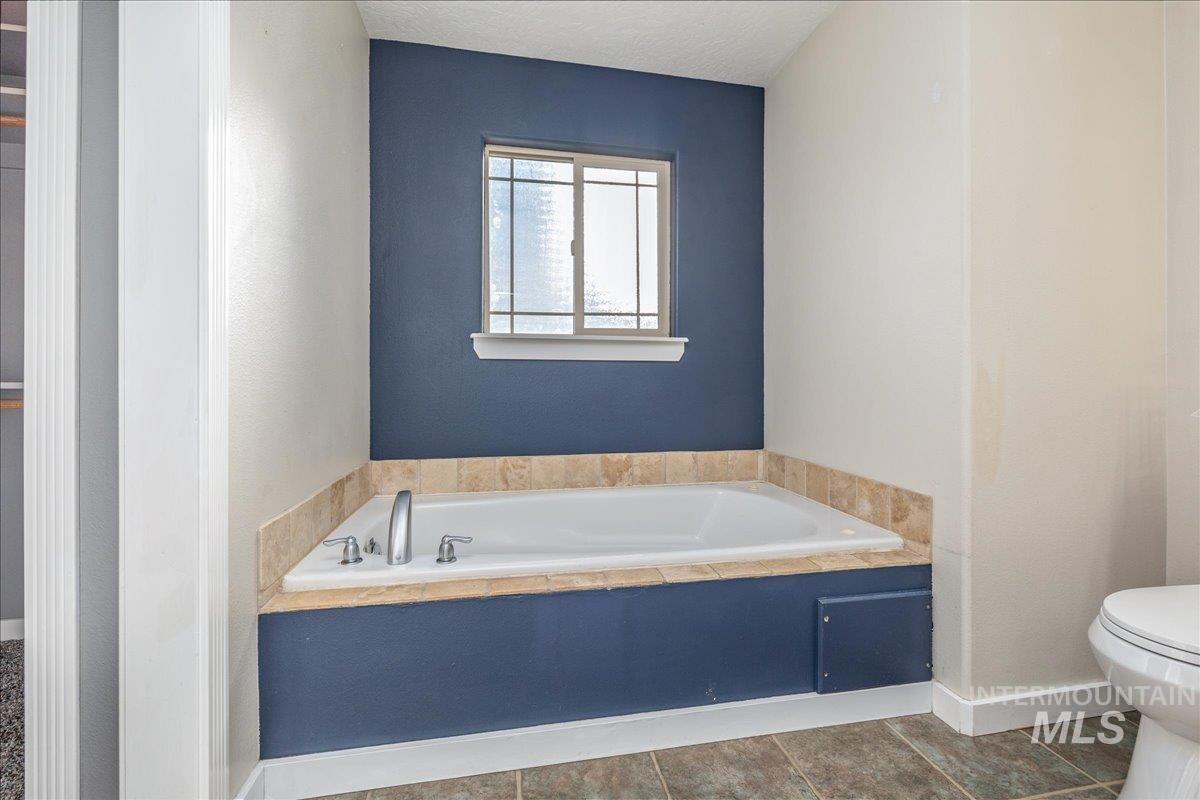 237 16th Avenue North Payette, ID 83661 - Photo 24 of 36 Bathroom featuring a bath and toilet