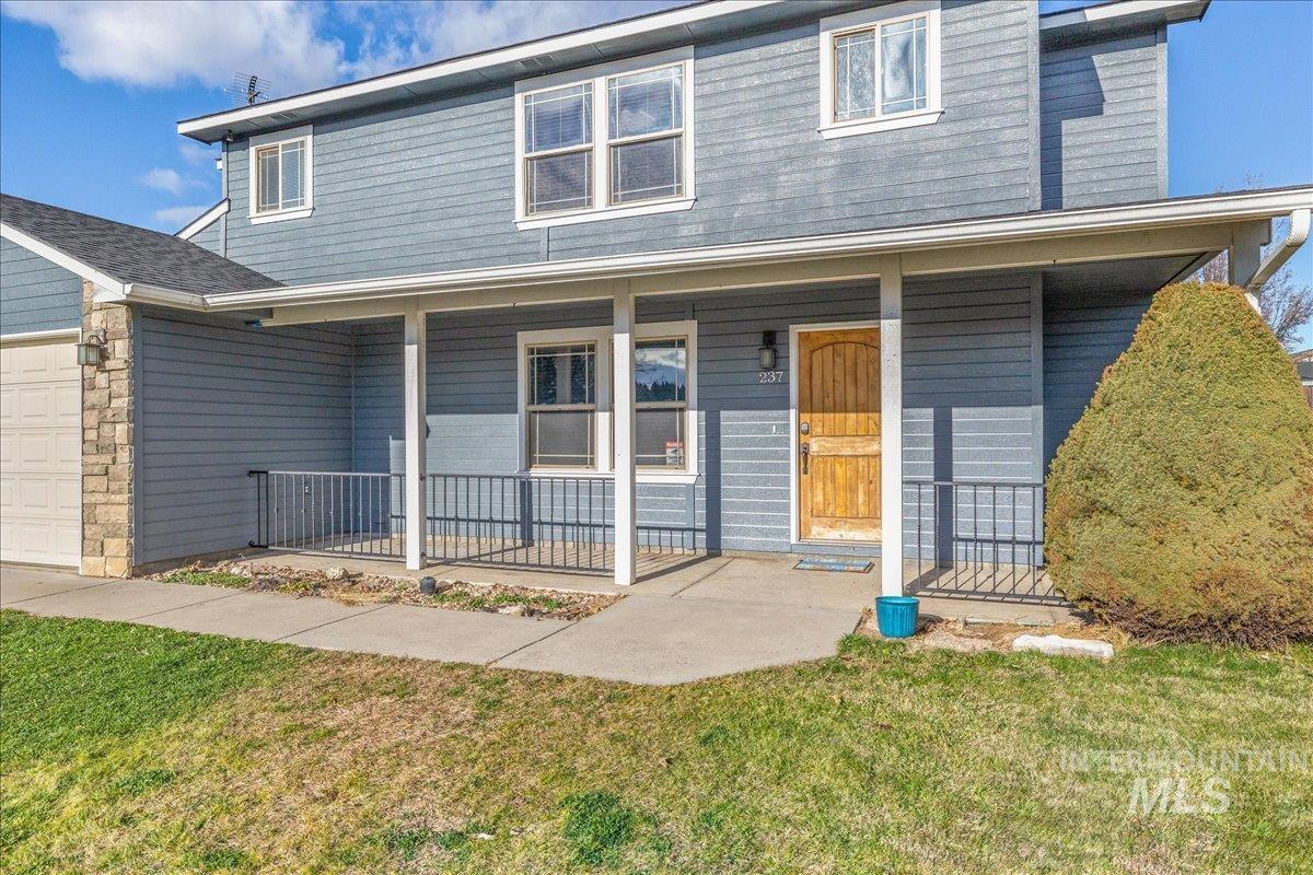 237 16th Avenue North Payette, ID 83661 - Photo 4 of 36 Traditional home with covered porch, a front yard, and an attached garage