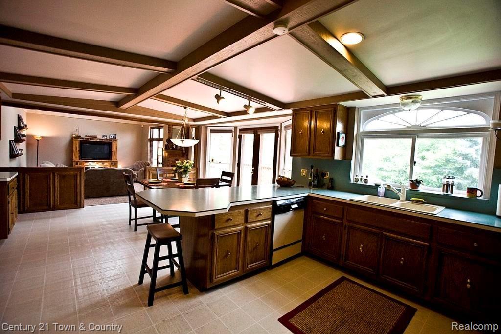 372 Silvervale Drive Rochester, MI 48309 - Photo 9 of 25 Kitchen2