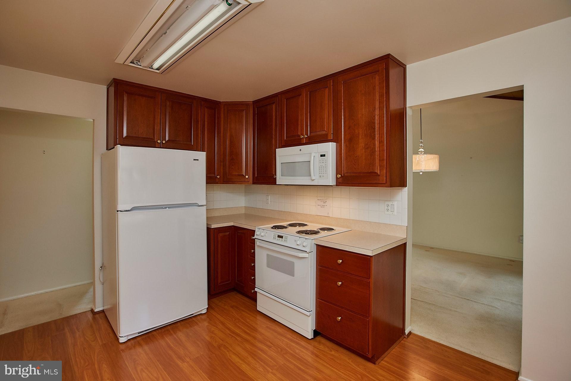 8806 Burbank Road Annandale, VA 22003 - Photo 14 of 29 Kitchen w/Modern Appliances