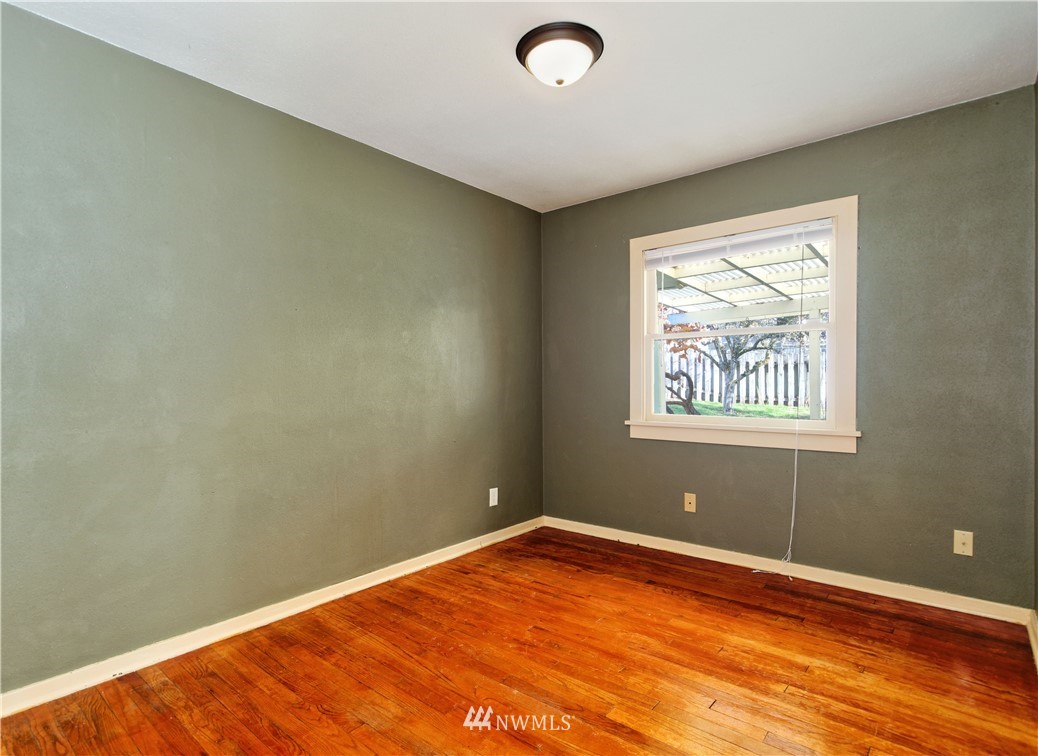 2189 Northeast 9th Place Renton, WA 98056 - Photo 13 of 21 an empty room with a window